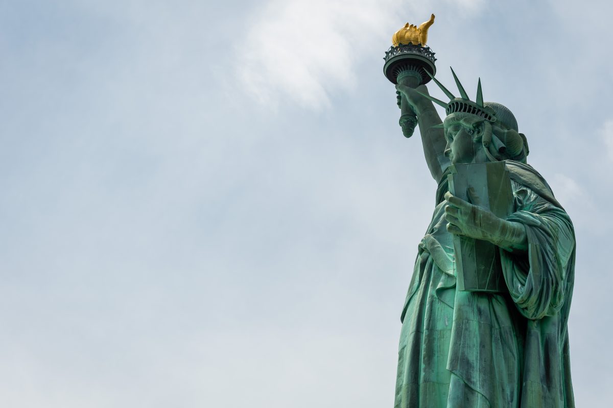 Estátua da Liberdade, um dos principais símbolos dos Estados Unidos, representando o impacto da nova taxa de visto no planejamento de viagens