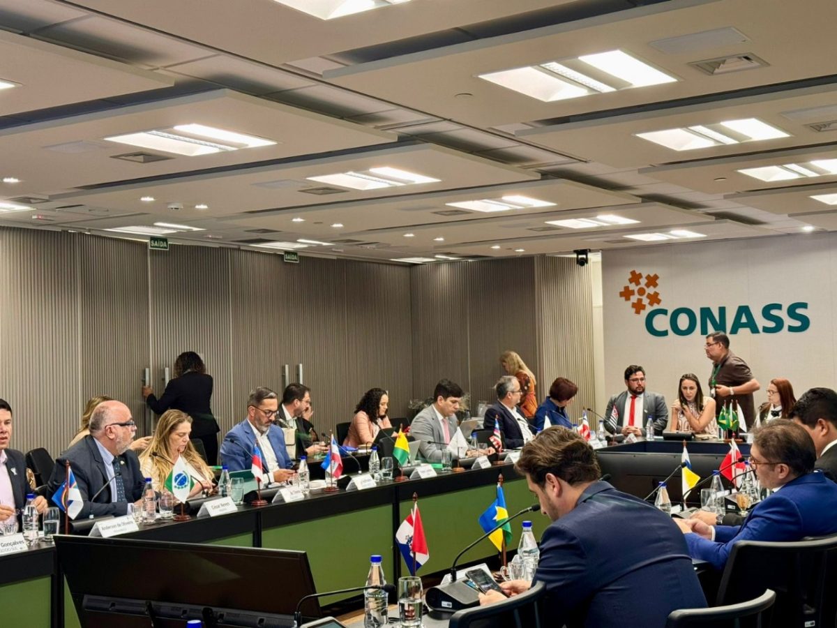Secretária de Saúde do Amazonas, Nayara Maksoud, apresenta a experiência de Telessaúde na 8ª Assembleia do Conass em Brasília.