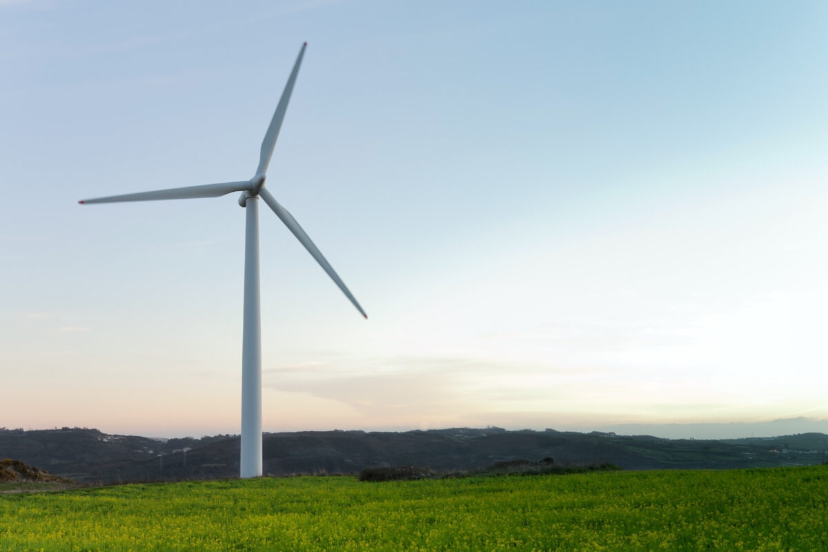 Geradores eólicos de grande porte em operação em parque eólico brasileiro, referência em energia renovável.