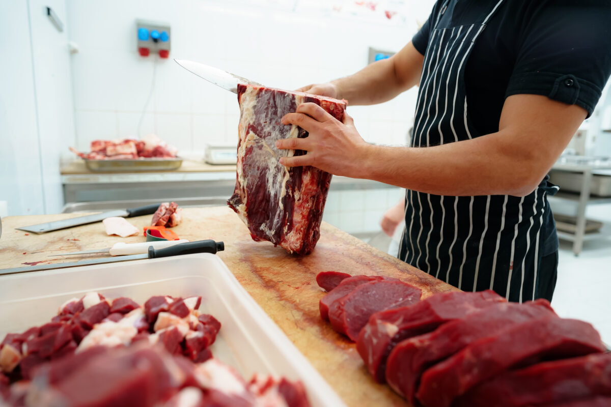 Cortes de carne bovina expostos em açougue, representando o aumento do consumo no Brasil em 2025.