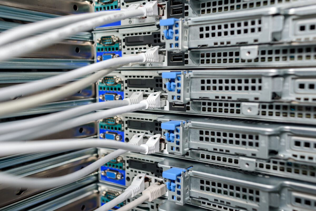Servidores de data center interligados por cabos de rede em estrutura de alta densidade tecnológica