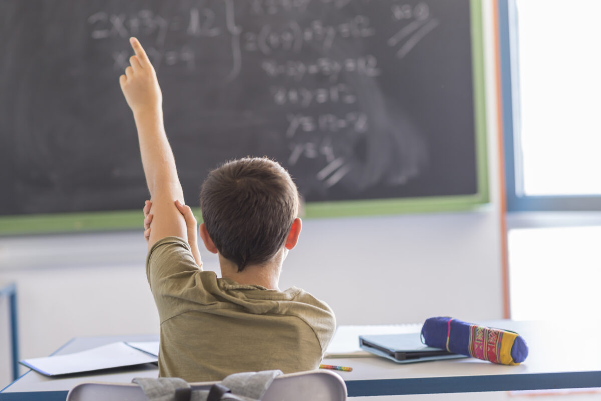Estudante em sala de aula no Brasil, representando o desafio da desigualdade na educação.
