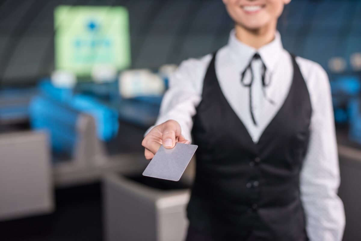 “Hóspede realizando check-in digital em hotel no Brasil”