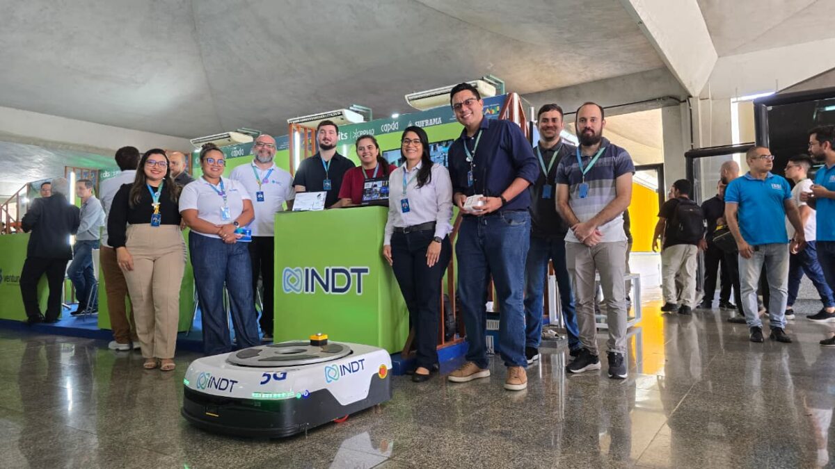 Equipe do Instituto de Desenvolvimento Tecnológico (INDT) posa ao lado do robô autônomo projetado em Manaus para o transporte de cargas dentro de fábricas. O equipamento, desenvolvido integralmente nos laboratórios do INDT, utiliza sensores de segurança, visão computacional e conectividade 5G para operar de forma segura em ambientes industriais. O instituto atua há mais de 20 anos no Polo Industrial de Manaus, desenvolvendo soluções em inteligência artificial, robótica e automação para empresas de todo o país.