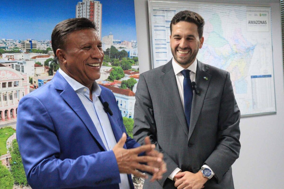 Marcel Alexandre e Patricio Violini sorriem durante reunião na sede da Amazonastur em Manaus.
