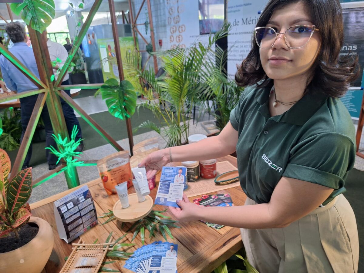 Isabela Campos, analista de projetos da Biozer, segura o gel cicatrizante em fase de testes clínicos