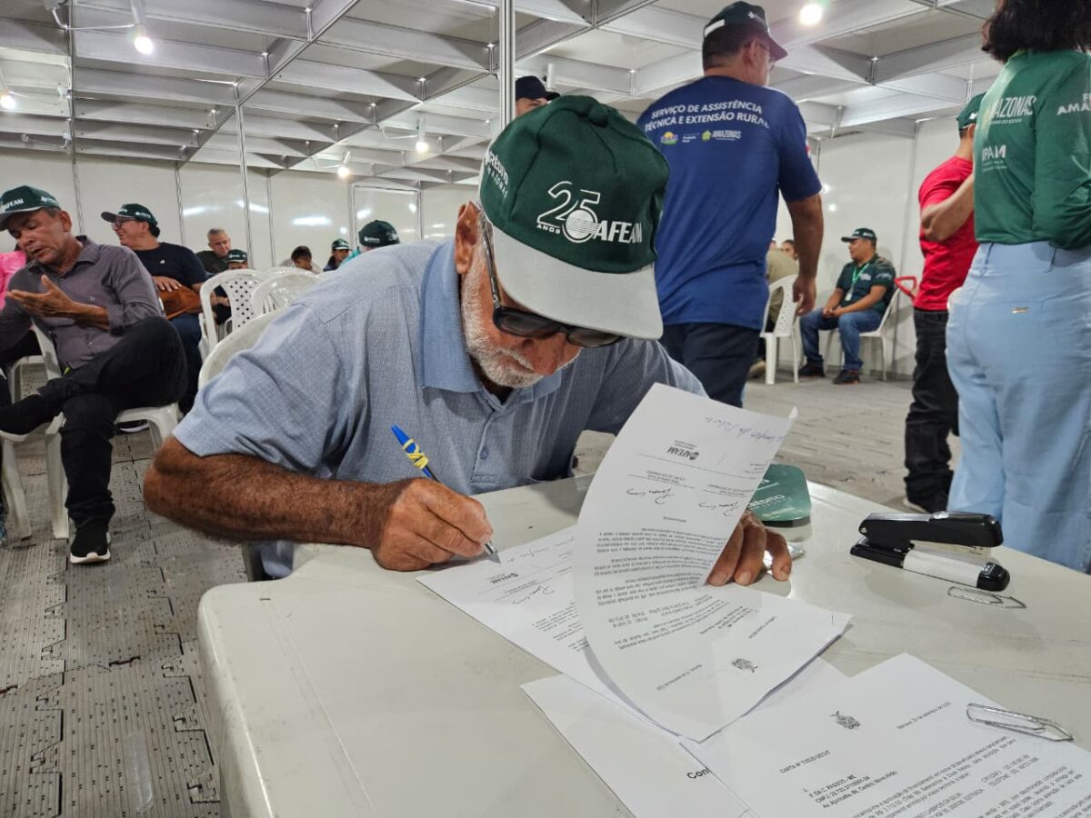 Produtor rural assina contrato de financiamento da Afeam em ação de crédito no interior do Amazonas