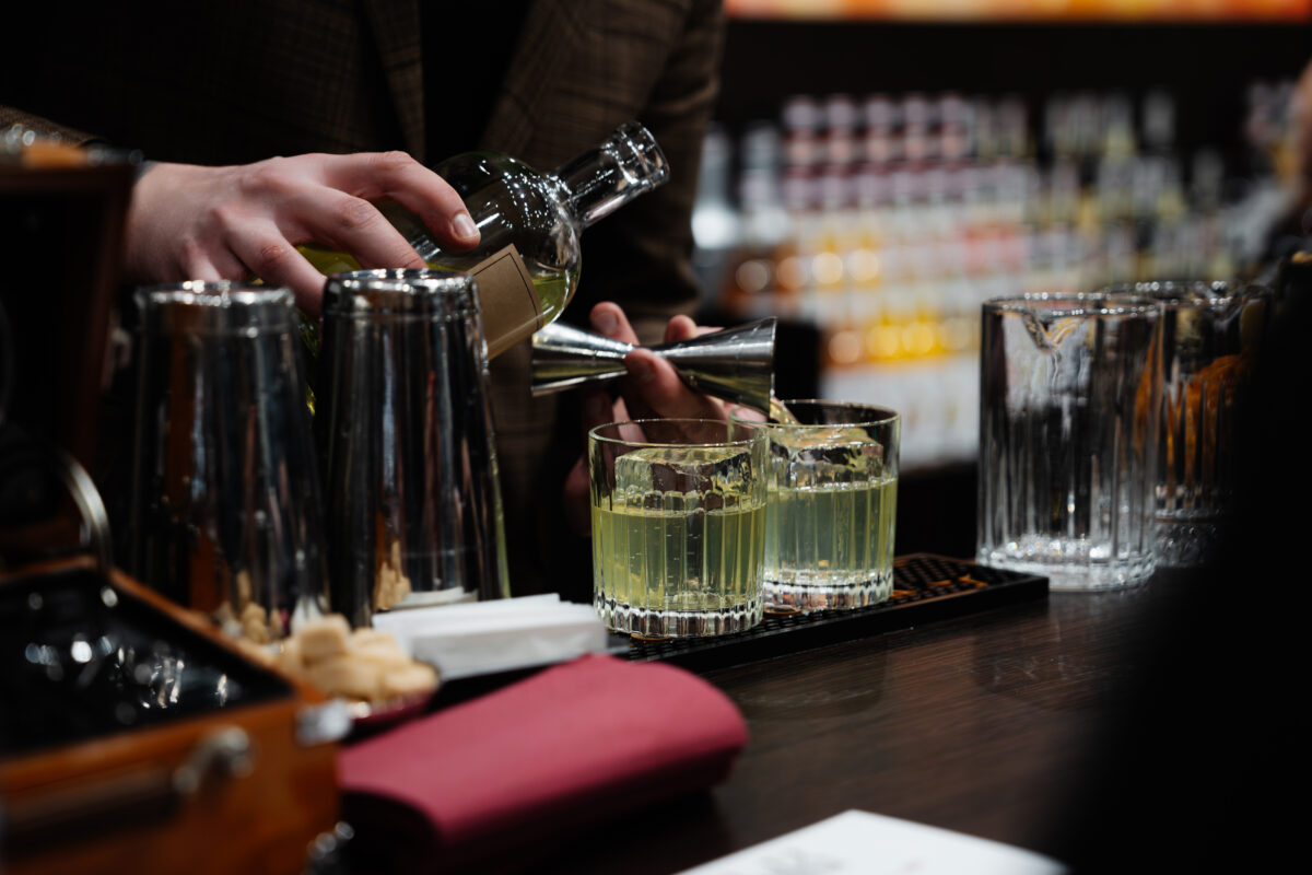 Barman prepara drink em bar, ilustrando consumo de bebidas alcoólicas no Brasil