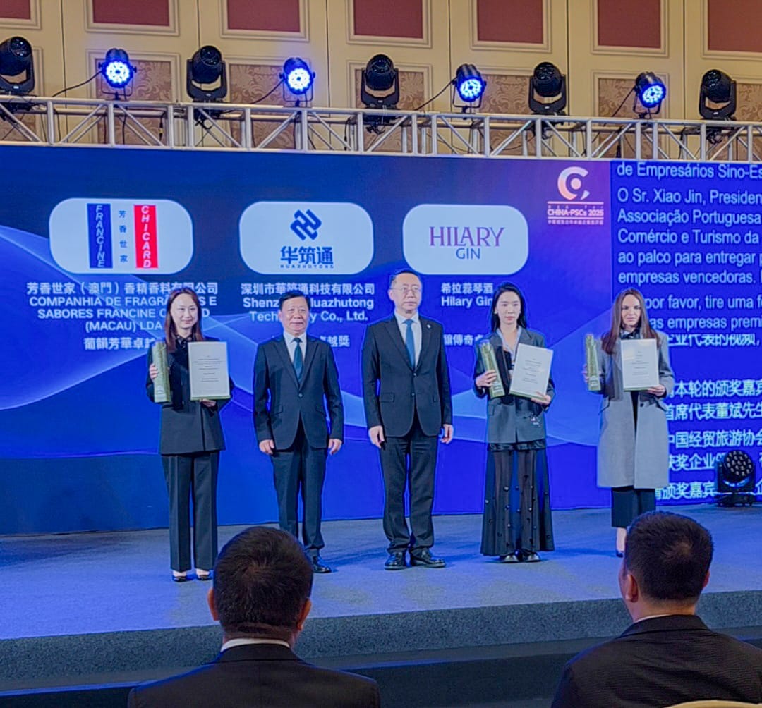 Diretora da Hilary Gin recebe prêmio na categoria Aroma e Lenda durante a C-PLPEX 2025, em Macau, na China