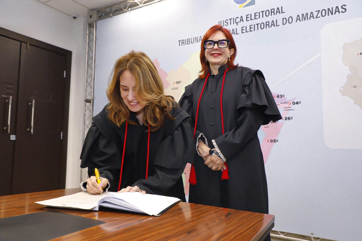 Desembargadora Ida Maria Costa de Andrade assina termo de posse no TRE-AM.