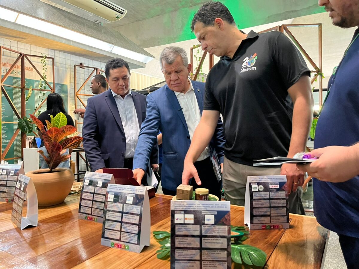 Bosco Saraiva e Carlos Koury observam produtos apoiados pelo Programa Prioritário de Bioeconomia em Manaus.