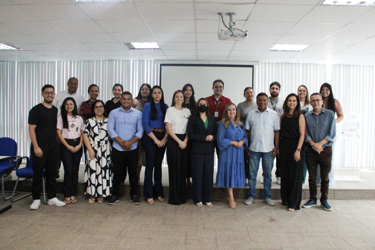 Diretores e equipes do Sebrae Amazonas e da Amazonastur posam para foto após assinatura do Termo de Cooperação Técnica que prevê a capacitação de empreendedores indígenas e ribeirinhos do Plano de Ordenamento Turístico.