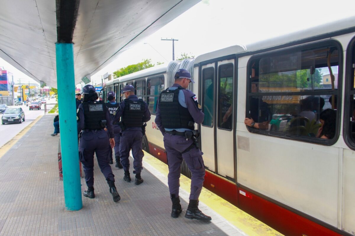 Policiais militares realizam fiscalização em ônibus no terminal de transporte coletivo de Manaus