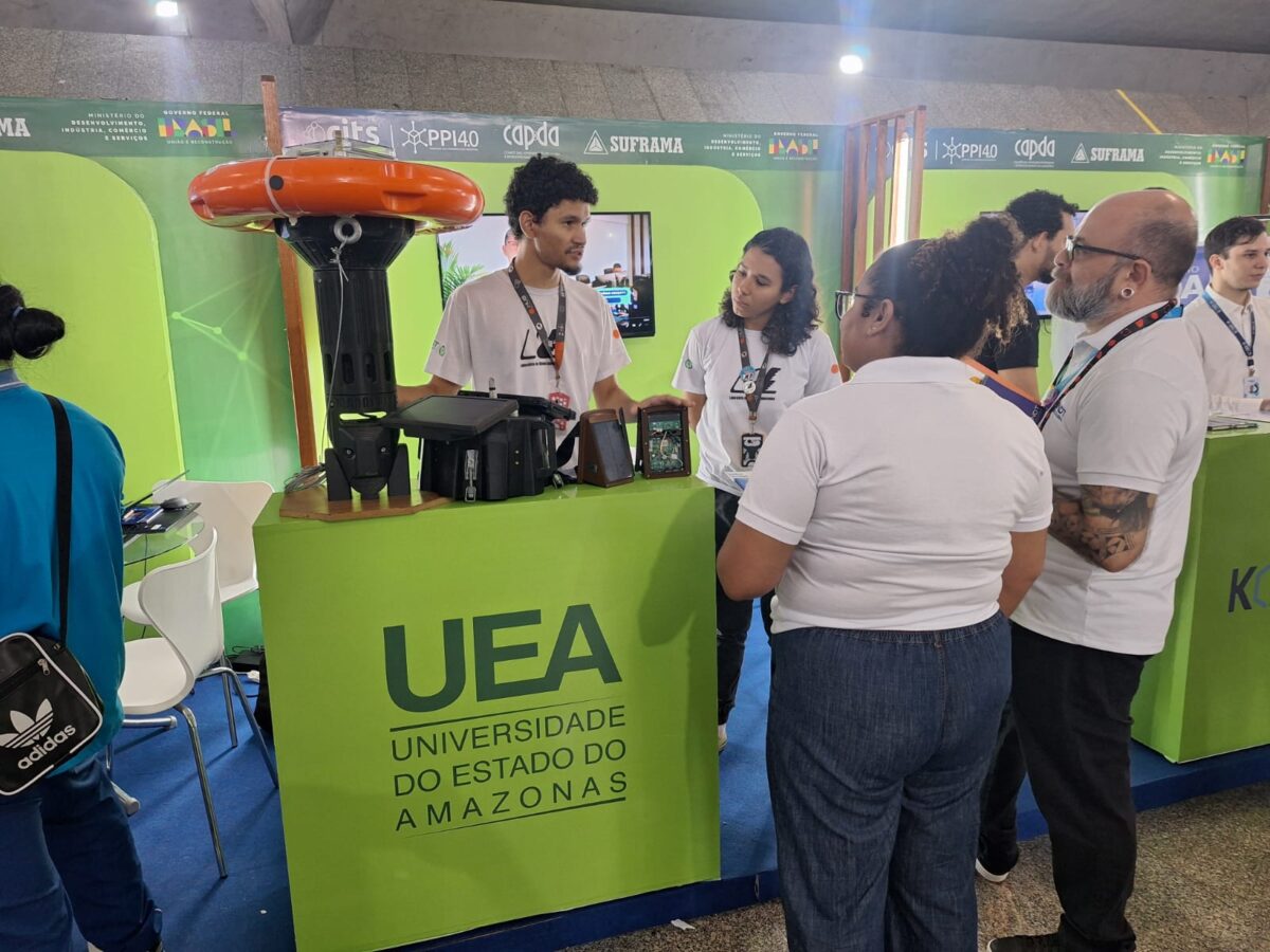 Estudantes da UEA demonstram os projetos Curupira e Iara, com sensores para monitorar desmatamento e qualidade da água na Amazônia