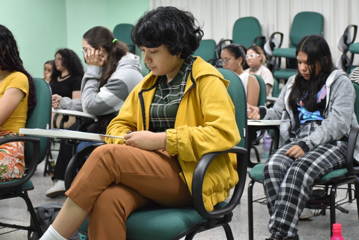 Candidatos da UEA fazem prova em sala de aula durante o Vestibular e o Sistema de Ingresso Seriado.