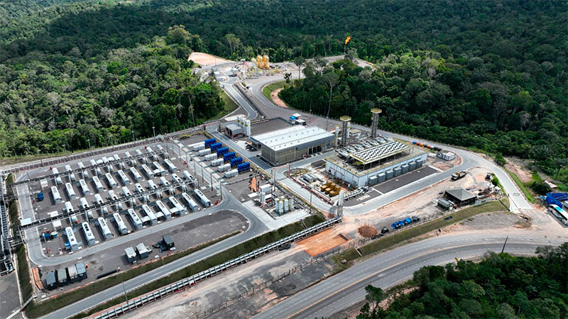 Visão aérea do Complexo Azulão 950 da Eneva em Silves, com unidades de tratamento de gás, áreas operacionais e acesso rodoviário cercado por floresta.