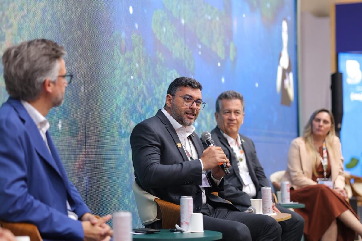 Governador Wilson Lima discursa na COP30, em Belém, durante o lançamento dos 21 projetos de créditos de carbono do Amazonas