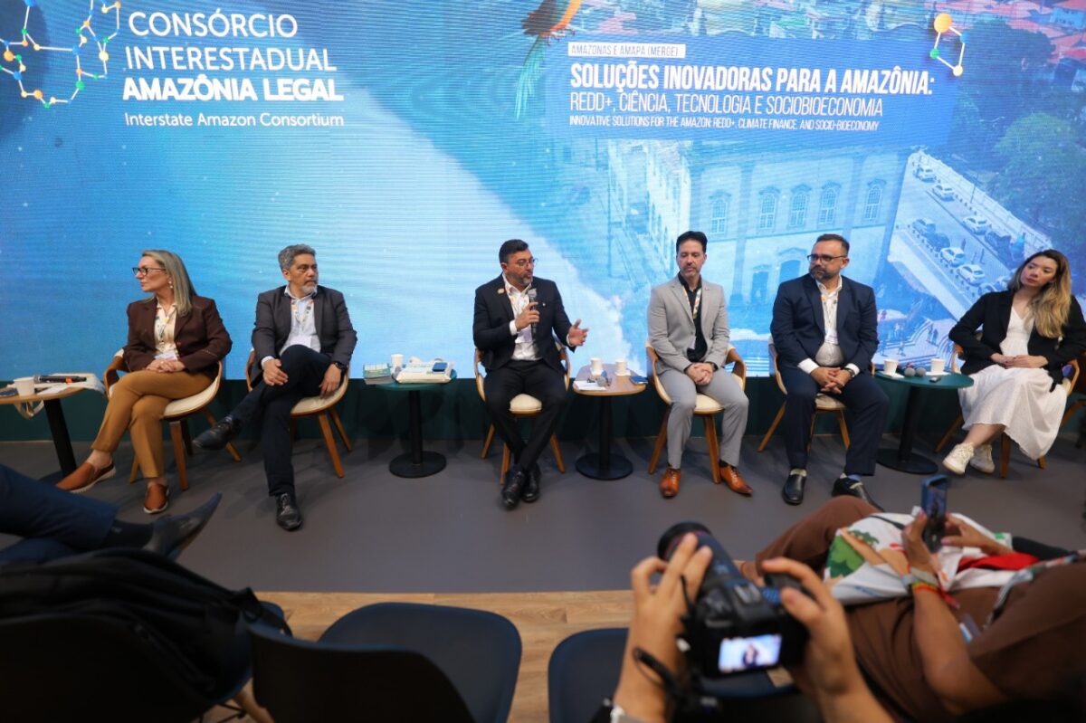 O governador do Amazonas, Wilson Lima, fala durante painel na COP30 em Belém, ao lado de secretários e pesquisadores, no lançamento do Plano Estadual de Bioeconomia e da Política Estadual de Transição Energética.