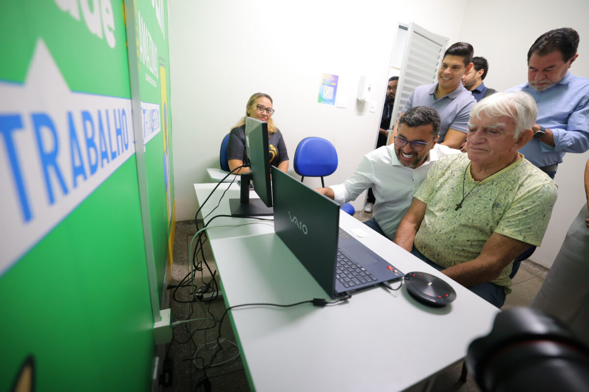 Governador Wilson Lima acompanha teleconsulta realizada por idoso em sala de Telessaúde no Caimi Ada Rodrigues.