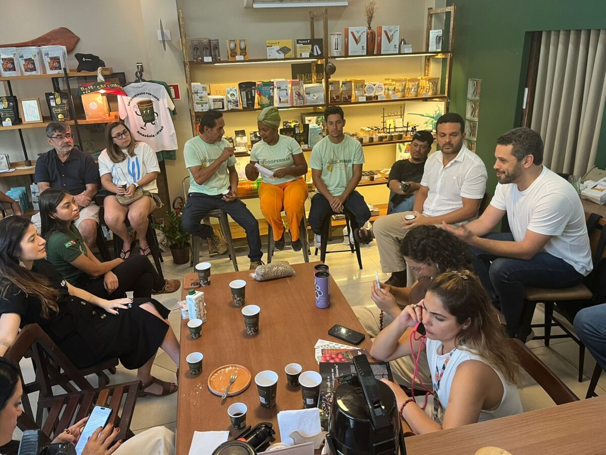 Roda de conversa sobre bioeconomia na Bem Cafeinado com produtores, empreendedores e representantes de iniciativas da Amazônia durante a COP30.
