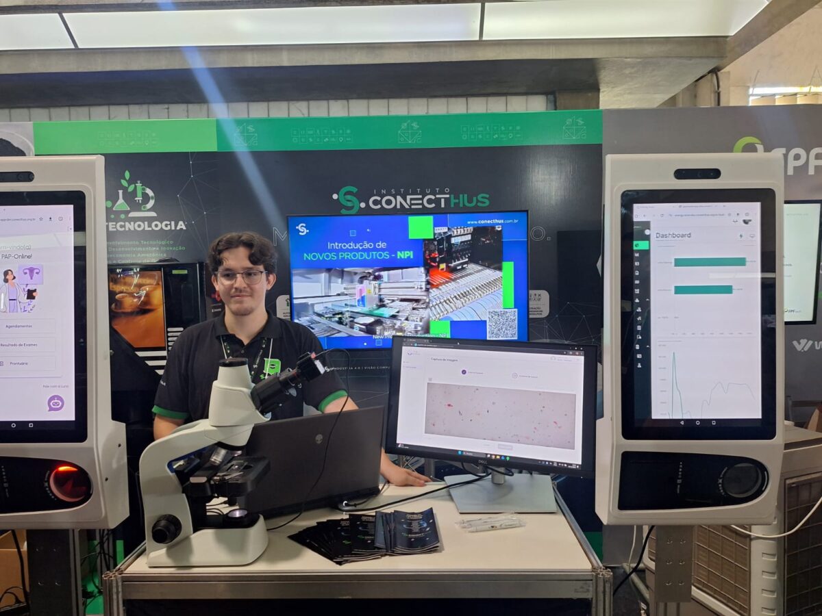 Técnico do Instituto Conecthus apresenta equipamentos de diagnóstico digital e soluções tecnológicas em estande de inovação em Manaus.