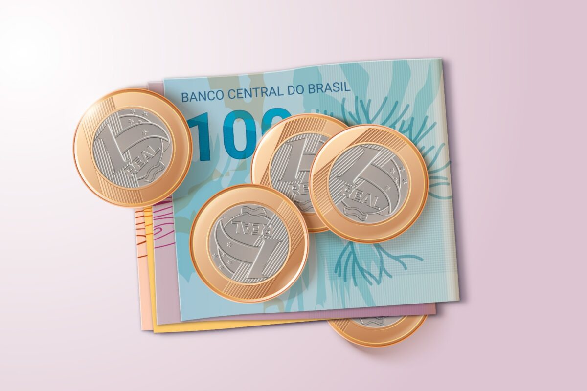 Ilustração de cédulas e moedas de real usadas para representar orçamento e 13º salário.