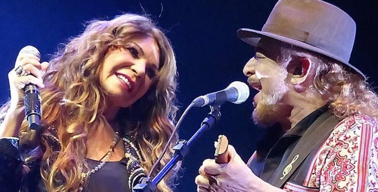 Elba Ramalho e Geraldo Azevedo cantam juntos no palco durante o show O Encontro na Amazônia em Manaus.