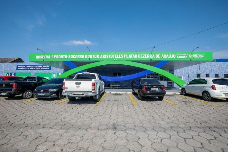 Fachada do Hospital e Pronto-Socorro Doutor Aristóteles Platão Bezerra de Araújo, em Manaus, com veículos estacionados.