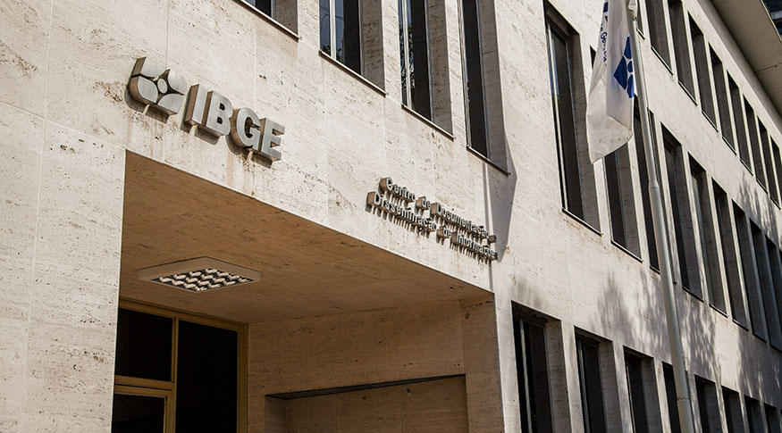 Fachada da sede do IBGE com logomarca na entrada do prédio.