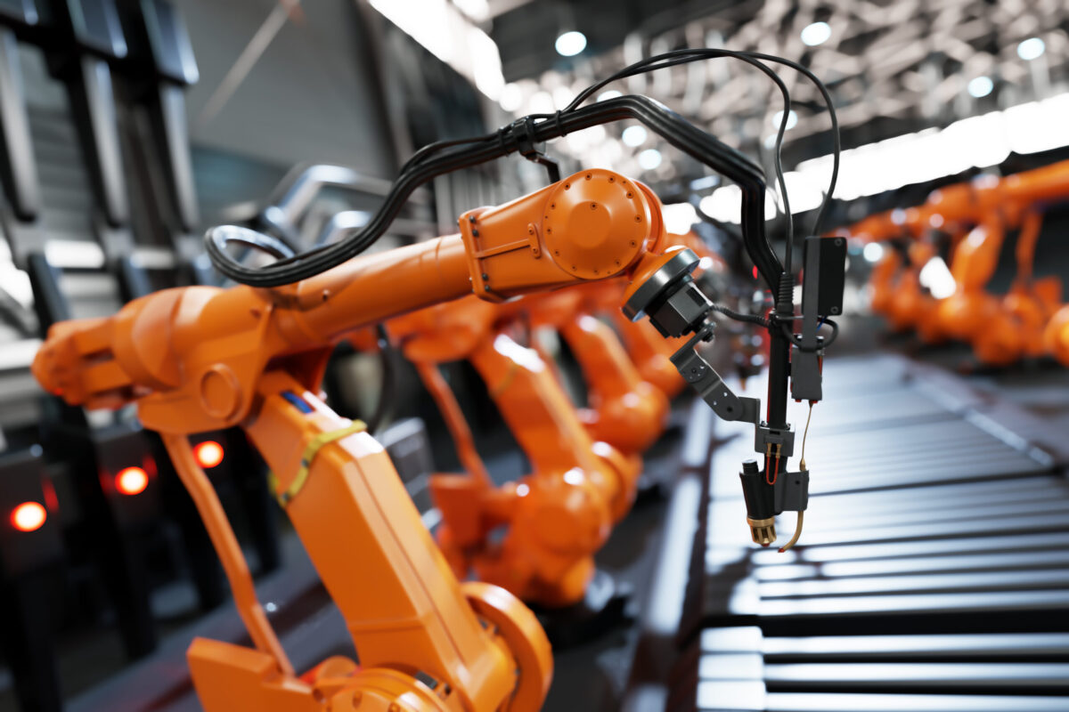 Braço robótico industrial em operação em linha de produção automatizada.