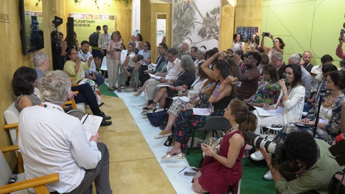 Pesquisadores, cientistas e representantes de organizações acompanham o lançamento do Relatório de Avaliação da Amazônia (AR2025) no Pavilhão das Ciências Planetárias, durante a COP30 em Belém.