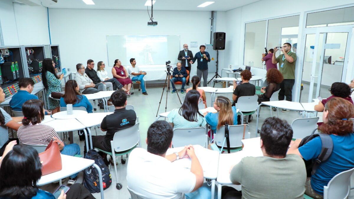 Participantes acompanham apresentação durante evento colaborativo sobre ciência e tecnologia no INDT.