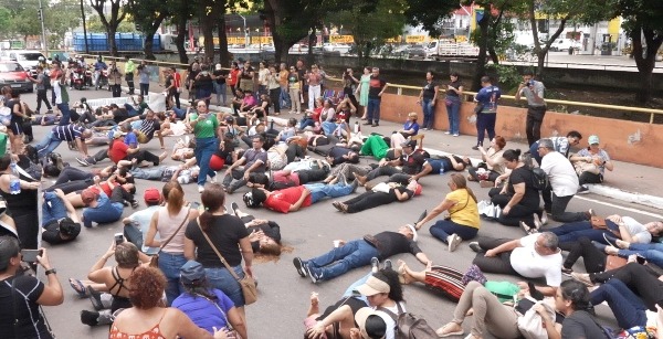 Professores em greve deitam no asfalto durante protesto em frente à Prefeitura de Manaus contra a reforma da previdência.