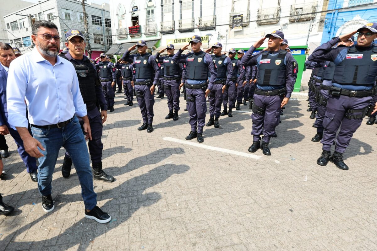 Governador Wilson Lima caminha ao lado de policiais militares durante formação de tropa em Manaus.