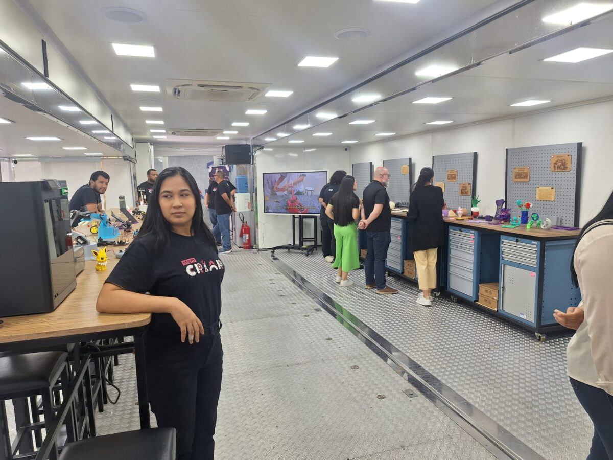 Alunos e bolsistas da UEA participam de oficina de robótica e impressão 3D no laboratório móvel do projeto Stem Criar, instalado em uma carreta adaptada para ensino tecnológico.