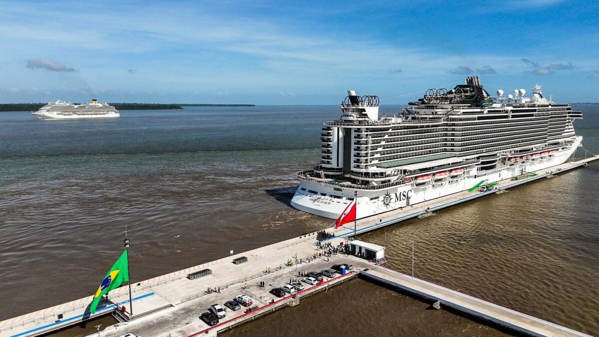 Imagem aérea mostra o navio MSC Seaview atracado no Terminal Portuário de Outeiro, em Belém (PA), com o Costa Diadema ao fundo navegando pelo rio Pará. As embarcações gigantes, com mais de 70 metros de altura e milhares de cabines, foram contratadas pelo governo federal para servir de hotéis flutuantes durante a COP30, oferecendo hospedagem a delegações internacionais.