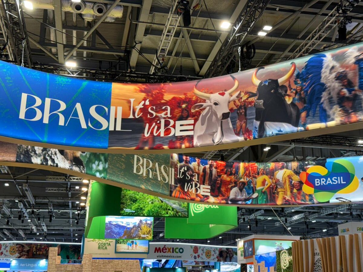 Estande do Brasil na WTM Londres 2025 com destaque para os bois Garantido e Caprichoso e o slogan “Brasil, It’s a Vibe”.