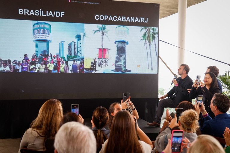 Turistômetro instalado na Orla de Copacabana registra chegadas de turistas internacionais