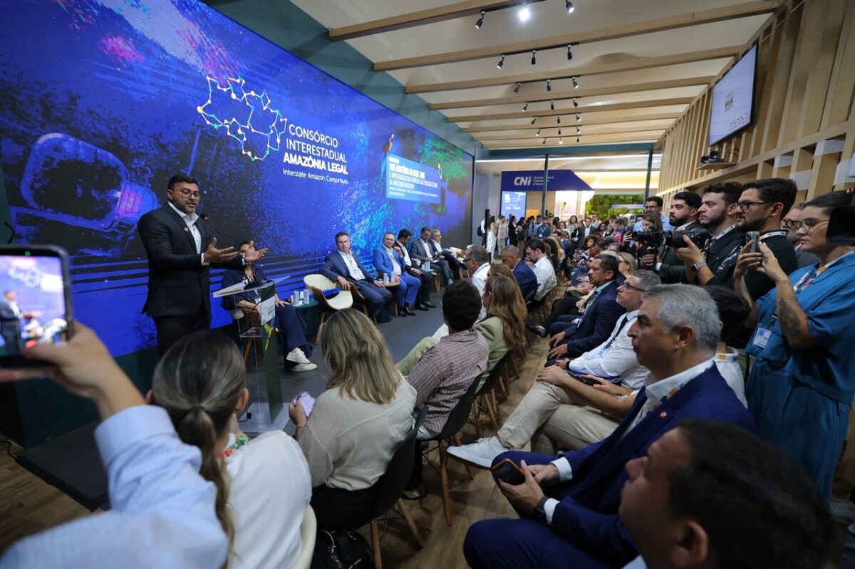 O governador Wilson Lima discursa durante a abertura do Hub Amazônia na COP30, em Belém, ao lado de outros governadores da Amazônia Legal e representantes do Consórcio Interestadual.