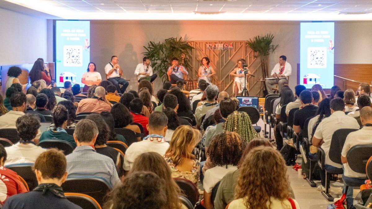 Auditório lotado acompanha painel de debates com seis participantes no palco durante o FIINSA COP30, em Belém.