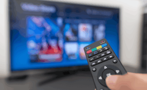 Capa-Imagem-mostrando-usuario-com-o-controle-da-tv-na-mao