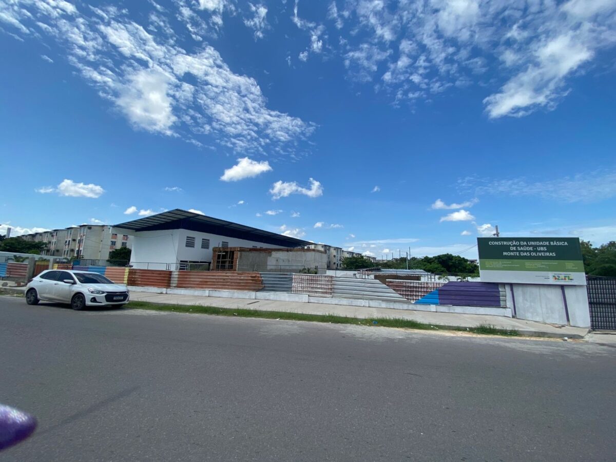 Obra da UBS Monte das Oliveiras, na zona Norte de Manaus, aparece sem avanço visível e com tapumes no entorno