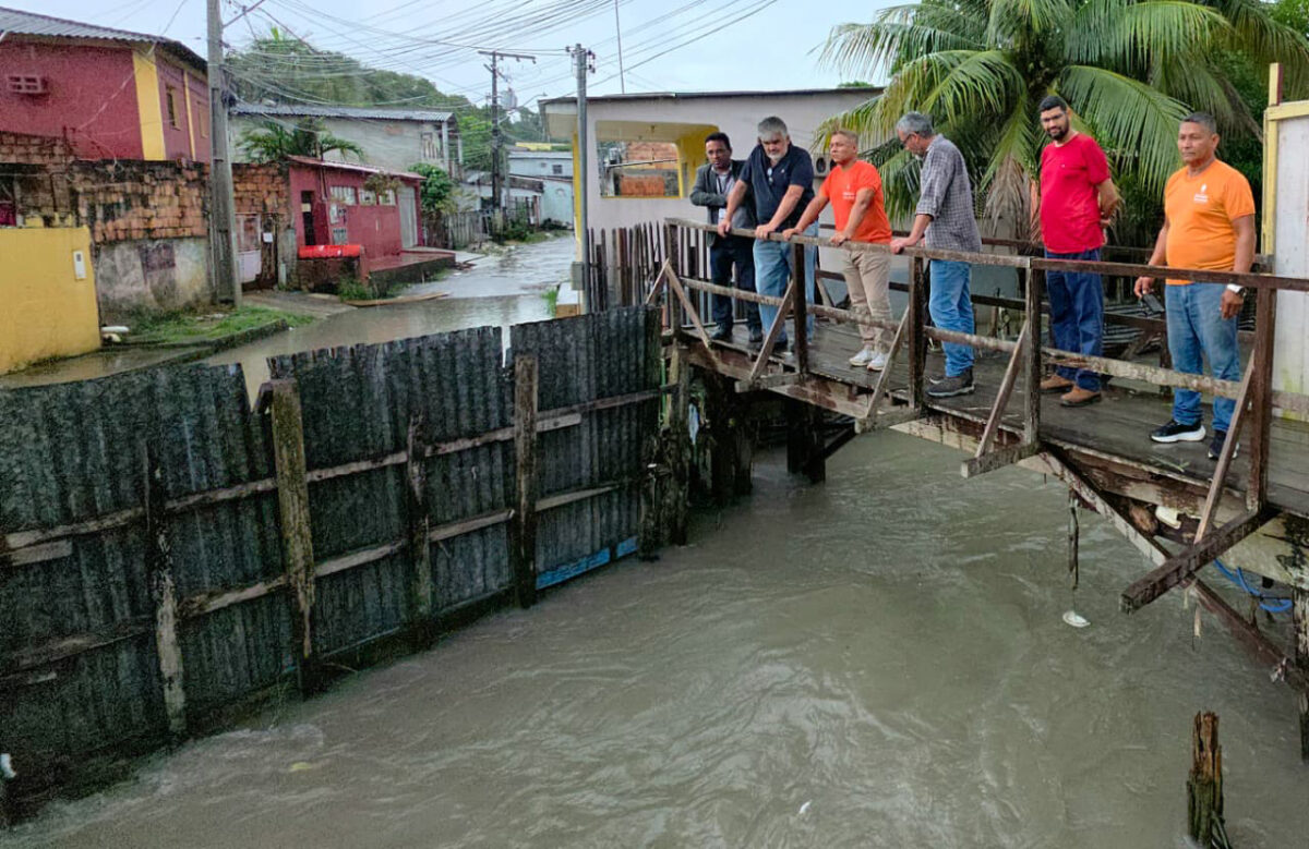 Conselheiro do TCE-AM e equipe técnica vistoria intervenção em igarapé com retirada de resíduos em Manaus