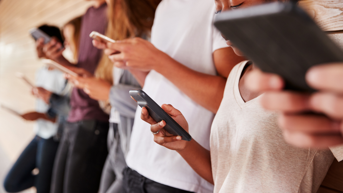 Austrália inicia bloqueio de redes sociais para menores de 16 anos e vira experimento mundial