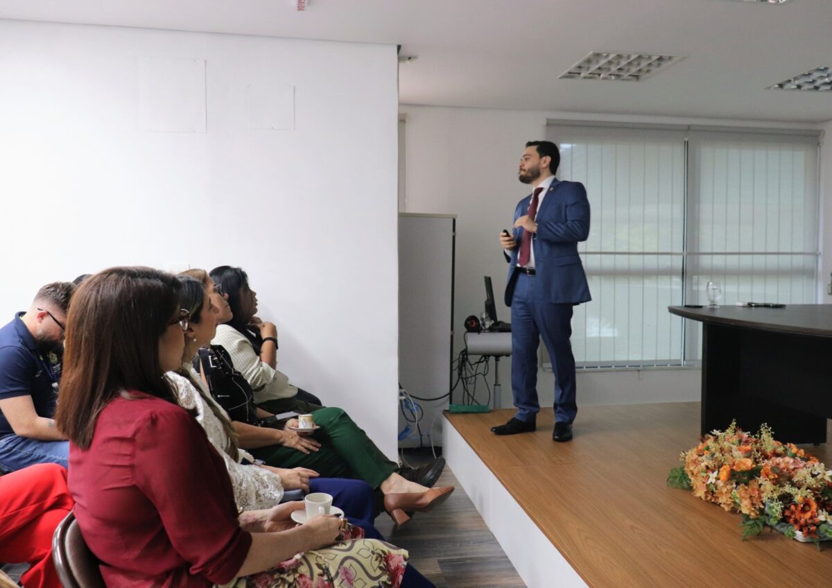 Servidor da CGE-AM apresenta balanço anual em reunião do Dezembro Transparente diante de equipe técnica.