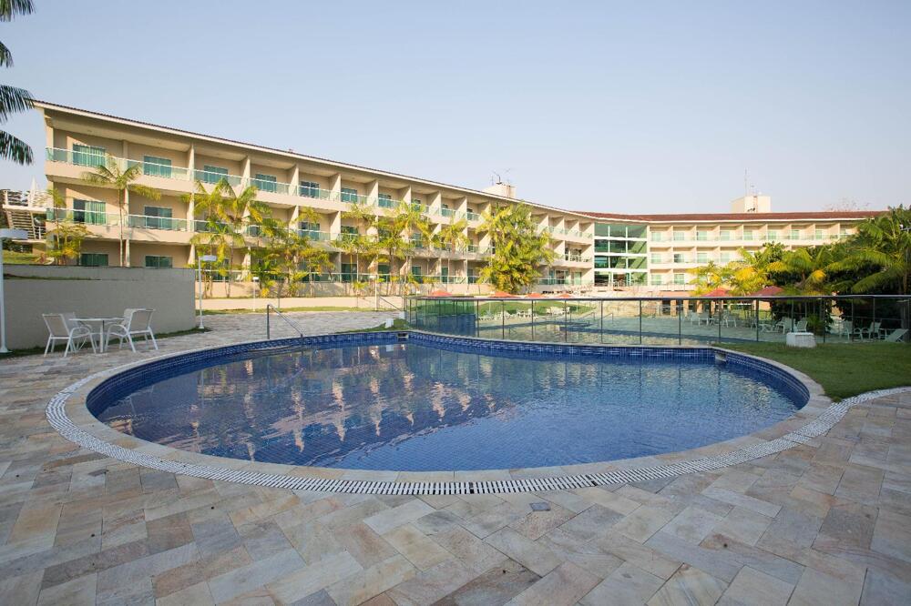 Vista da piscina e da fachada do Amazônia Golf Resort, localizado em Rio Preto da Eva