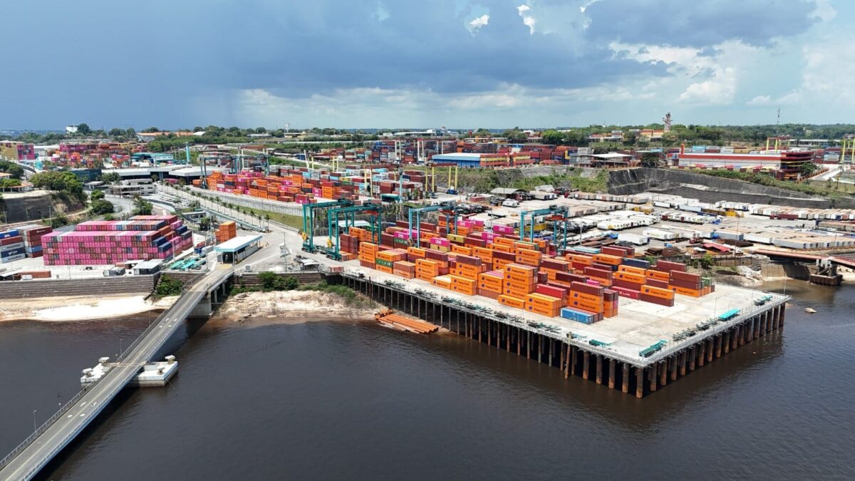 Terminal portuário em Manaus com contêineres movimentando cargas do comércio exterior do Amazonas