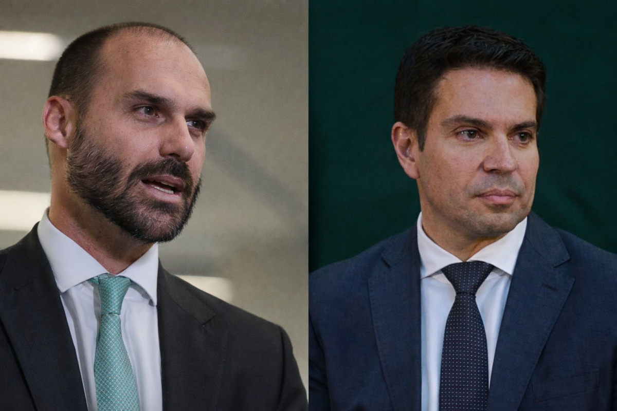 Eduardo Bolsonaro à esquerda e Alexandre Ramagem à direita em imagem institucional após cassação dos mandatos