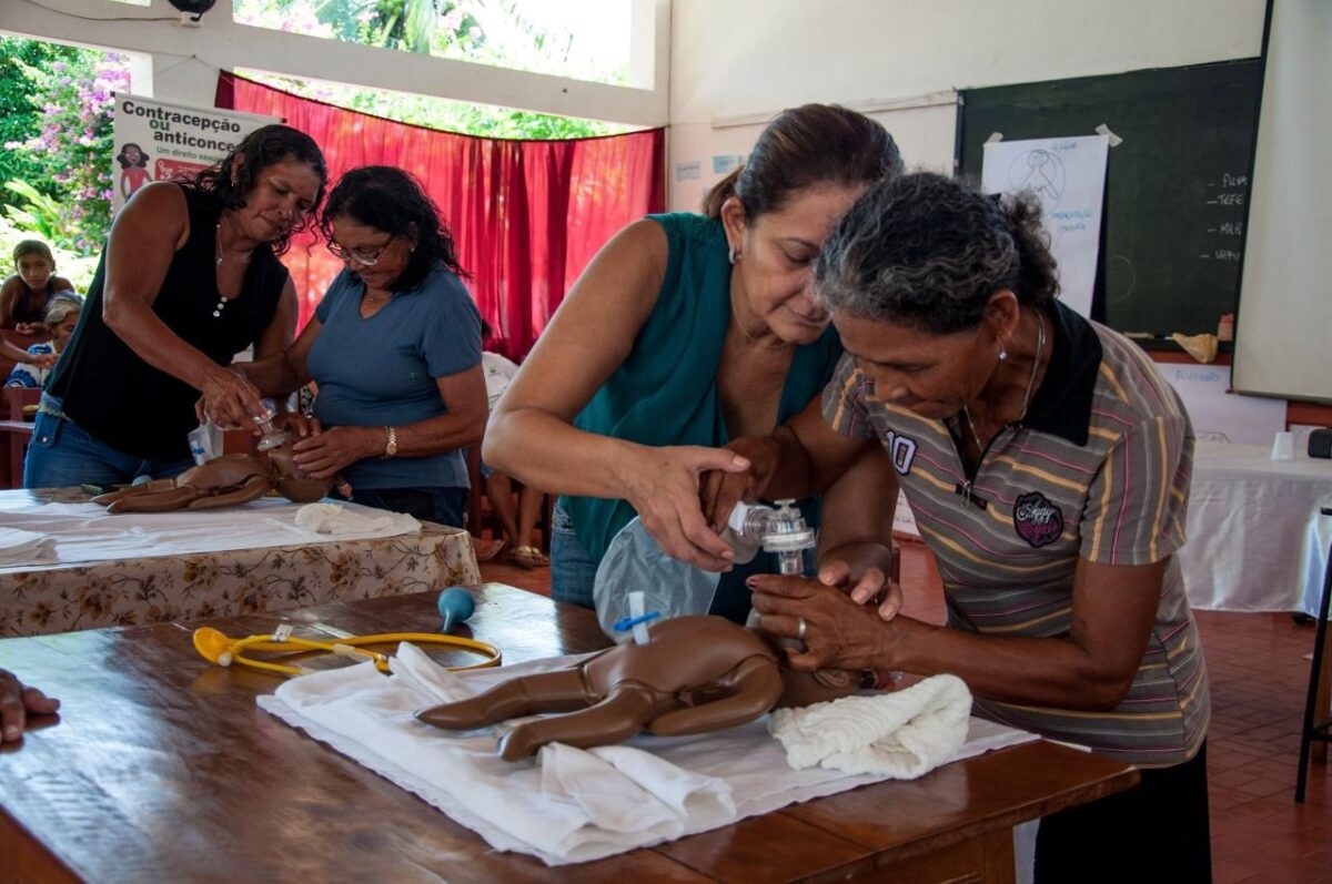 Mulheres participam de capacitação em saúde indígena com uso de manequim em ação educativa no Médio Solimões