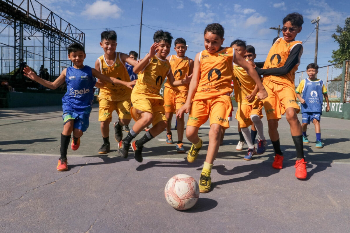 Crianças jogam futebol em quadra pública durante atividade do Programa Pelci no Amazonas